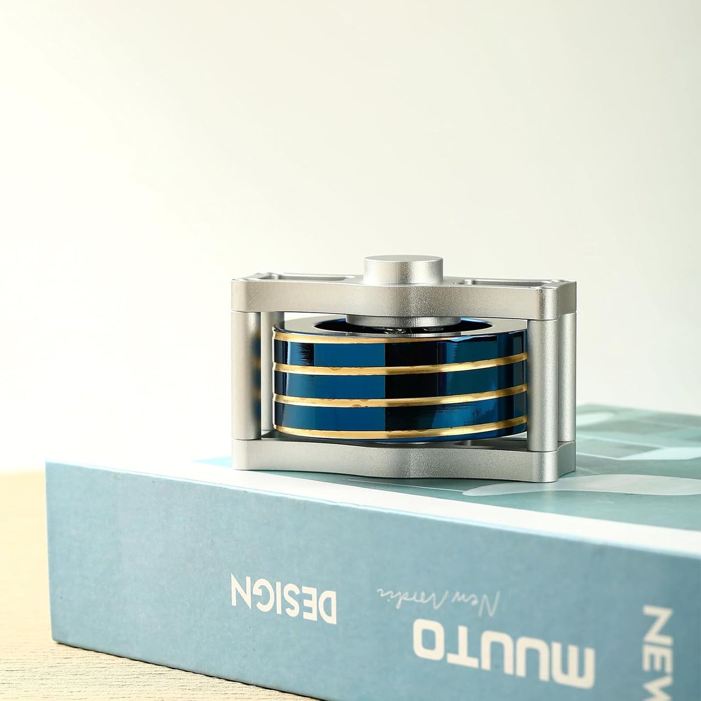 Metal Spinning Top Fidget Toys Perpetual Motion Machine, Silent Spinners Gyro Desk Toys Tech Gadgets for Adults with Anxiety, Kinetic Toy Long Lasting Exceed 30 Mins, Illusion Shiny Blue