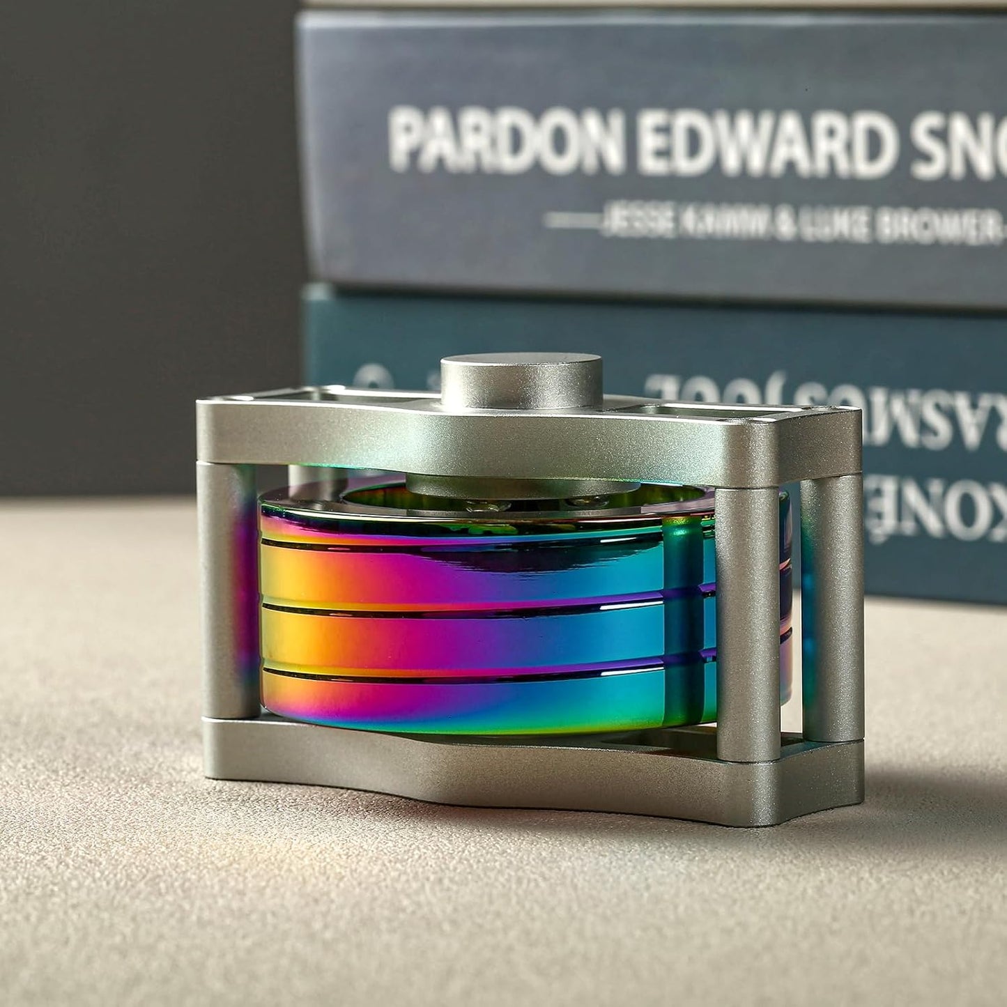 Metal Spinning Top Fidget Toys Perpetual Motion Machine, Silent Spinners Gyro Desk Toys Tech Gadgets for Adults with Anxiety, Kinetic Toy Long Lasting Exceed 30 Mins, Illusion Multicolor