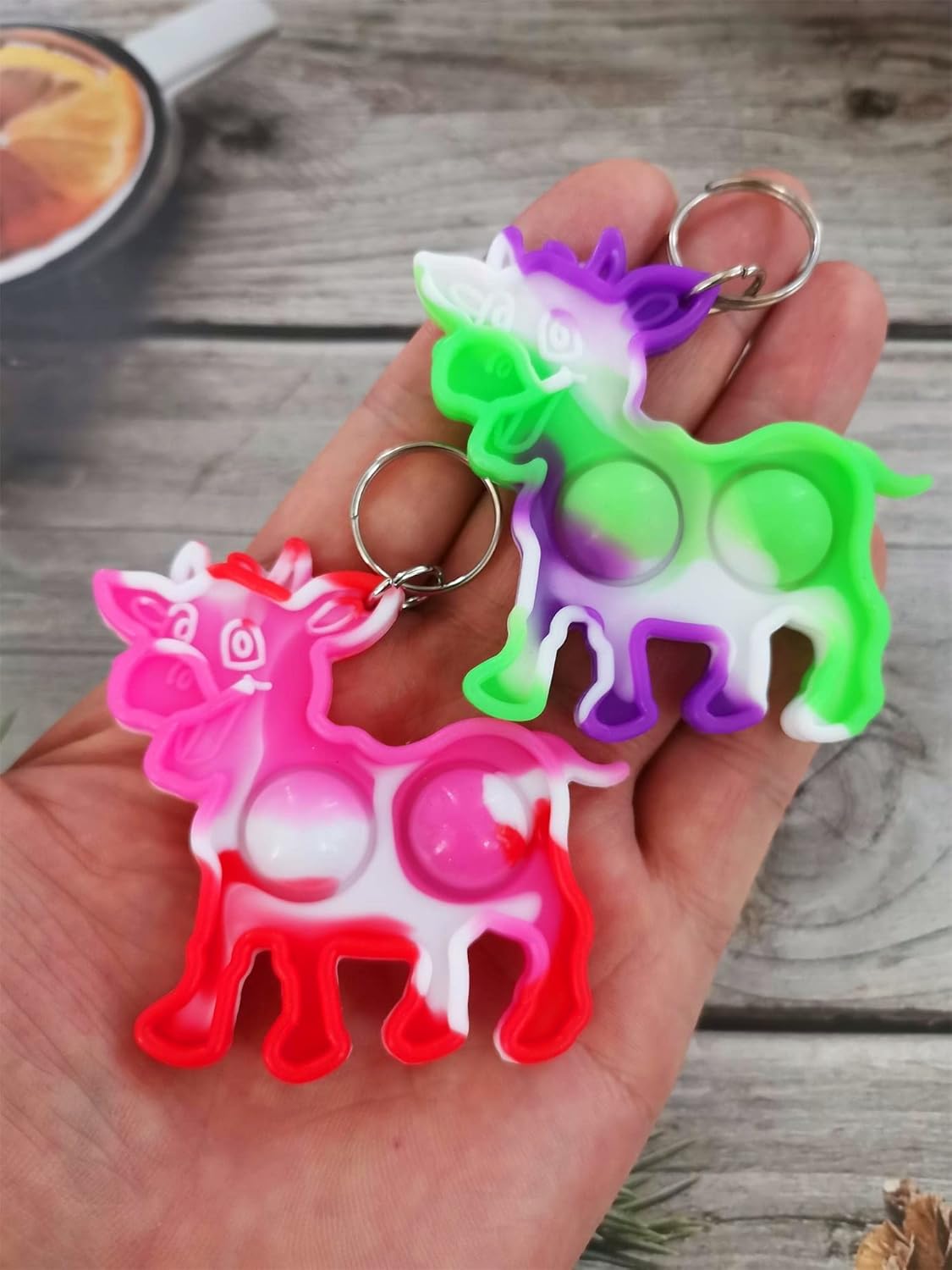 100 Packs Bulk cow Mini pop Fidget Backpack Keychain， boy and Little Girl,Kids birthday Party Favors,summer Students Bubble Prize gifts